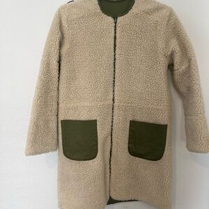 Cozy Cream Sherpa Coat with Green Pockets. Cut tag off.